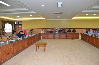 ANGGOTA dan Sekretariat DPRD Kutai Kartanegara (Kukar) menggelar rapat koordinasi dan evaluasi tentang fasilitas serta pelayanan terhadap anggota DPRD yang baru dilantik 3 bulan yang  lalu .